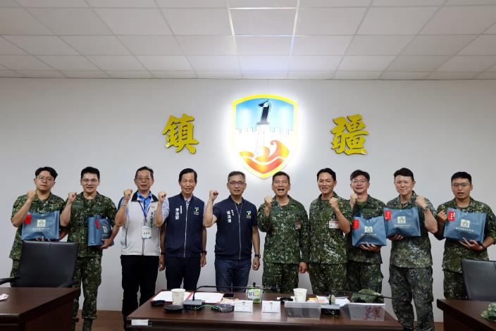 2.臺北市張溫德副市長關懷澎防部市籍官兵並致贈紀念品。
