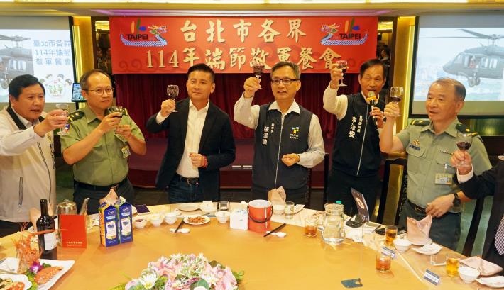 1.臺北市副市長張溫德昨（21）日偕同臺北市議會議長戴錫欽、軍人之友社簡士偉秘書長及_0