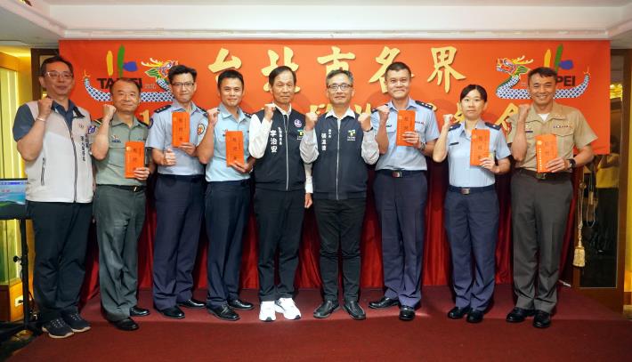 5.張溫德致贈端節慰勞金並與國軍部隊受贈代表合影_0