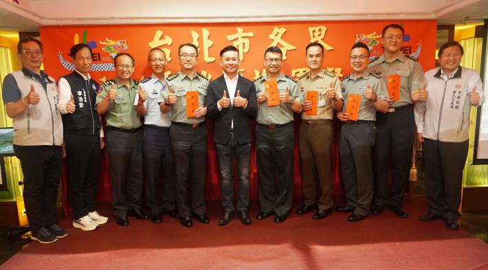 4.戴錫欽致贈端節慰勞金並與國軍部隊受贈代表合影_0