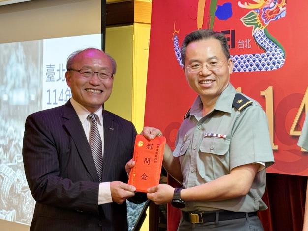 7.臺北市進出口公會黃文榮秘書長長致贈端節慰勞金並與國軍部隊受贈代表合影_0