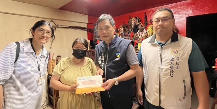 臺北市政府兵役局吳銘宗主任秘書轉達市長關懷及慰問信函，並致送禮券