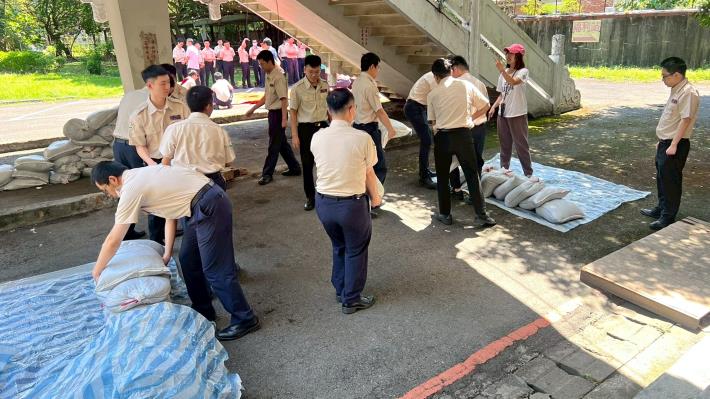 役男實際操作堆疊沙包_0