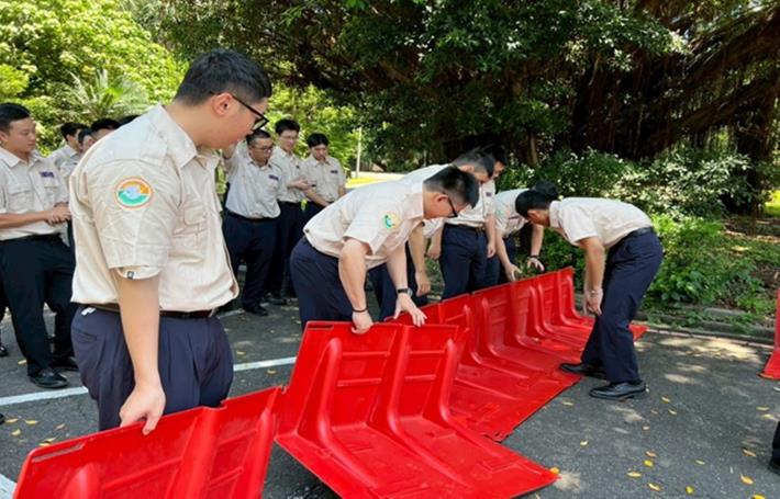 役男實際操作防洪擋板