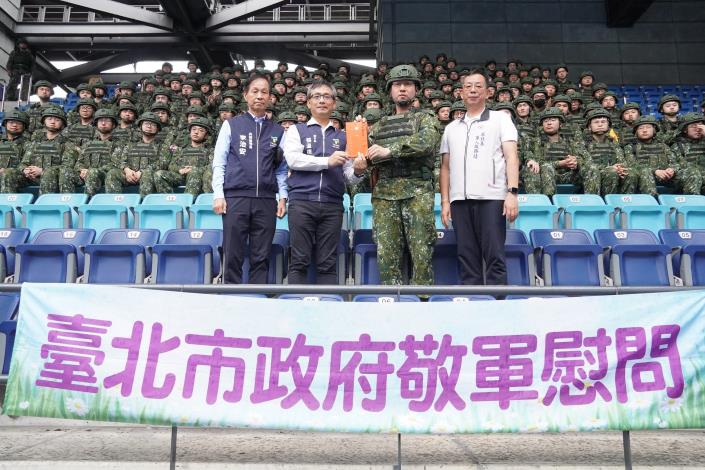 3.臺北市政府張溫德副市長今（12）日代表蔣萬安市長關懷慰勉後備軍人教召辛勞，並致贈慰勞金。.JPG
