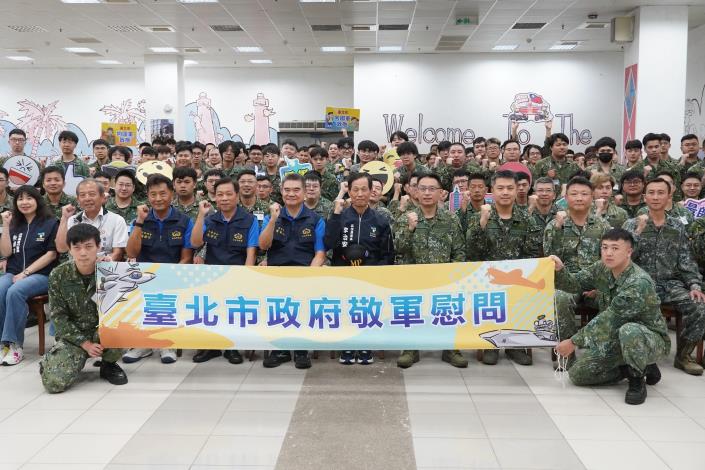 李治安局長代表市府與召員合影