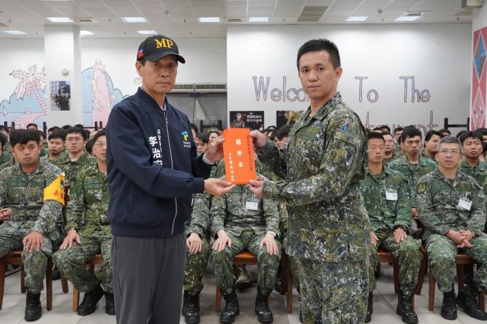 李治安局長代表市府致贈慰問金給憲兵裝步第239營