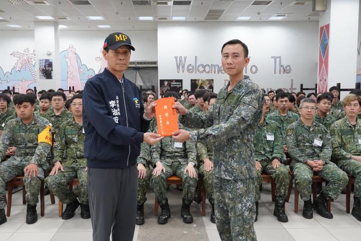 李治安局長代表市府致贈慰問金給士林憲兵隊