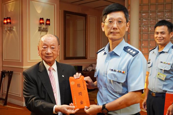 8.燿華集團張平沼總裁致贈部隊代表秋節慰勞金_0.JPG