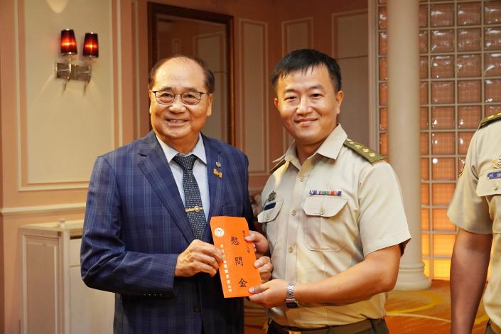 10.臺北市商業會謝鴻基常務監事致贈部隊代表秋節慰勞金_0.JPG