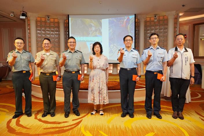 6.紫丁香婦幼關懷協會陳淑珠理事長致贈秋節慰勞金並與國軍部隊受贈代表合影_0.JPG
