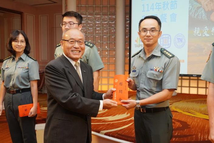 9.臺北市進出口公會黃文榮秘書長致贈部隊代表秋節慰勞金_0.JPG