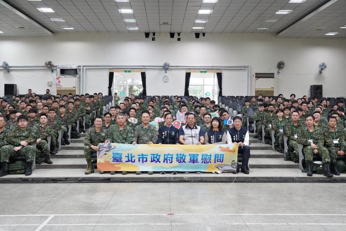04臺北市政府慰問團與憲兵訓練中心後備旅官兵合影。_0.JPG
