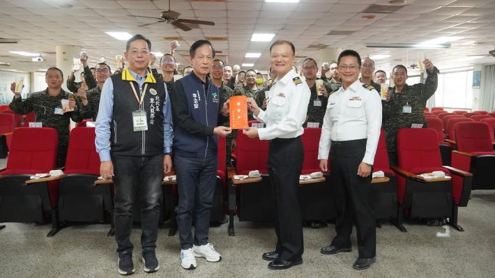 1.臺北市政府兵役局李治安局長昨(18)日代表蔣萬安市長前往高雄左營營區致贈海軍新兵訓_0.JPG