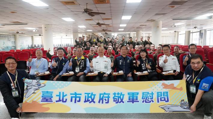 3.臺北市政府慰問團與正在接受海軍艦艇兵軍事訓練役的市籍役男合影_0.JPG