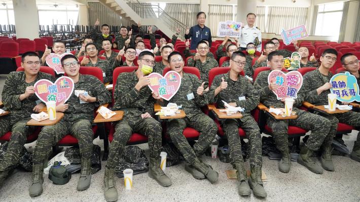 4.海軍艦艇兵軍事訓練第78梯次役男與李治安局長開心合影_0.JPG