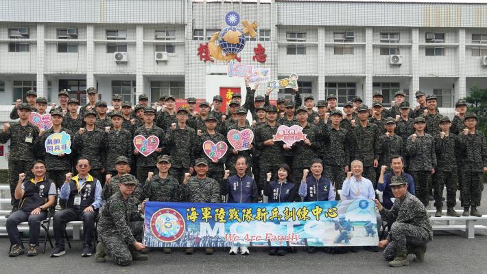 7.臺北市政府慰問團與正在接受海軍陸戰隊軍事訓練役的市籍役男合影_0.JPG