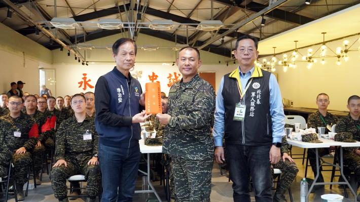 6.臺北市政府兵役局李治安局長昨(18)日代表蔣萬安市長前往屏東龍泉營區致贈海軍陸戰隊_0.JPG