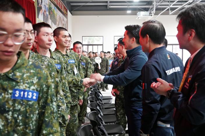 6.蔣萬安市長親切與役男互動，並逐一給予關懷及鼓勵。_0.JPG