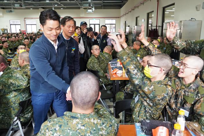 9.蔣萬安市長今(14)日赴宜蘭金六結實施春節兵役慰勞，受到役男熱烈歡迎。_0.JPG