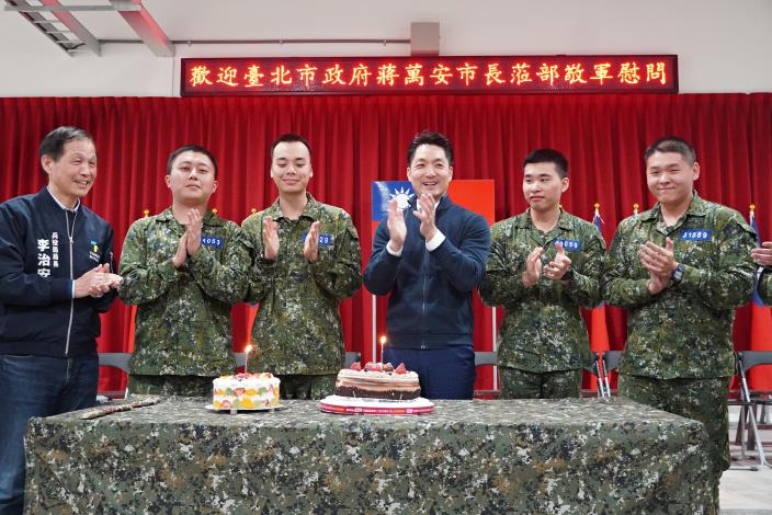 4.蔣萬安市長為當日壽星役男舉辦慶生會並致贈生日禮品_0.JPG