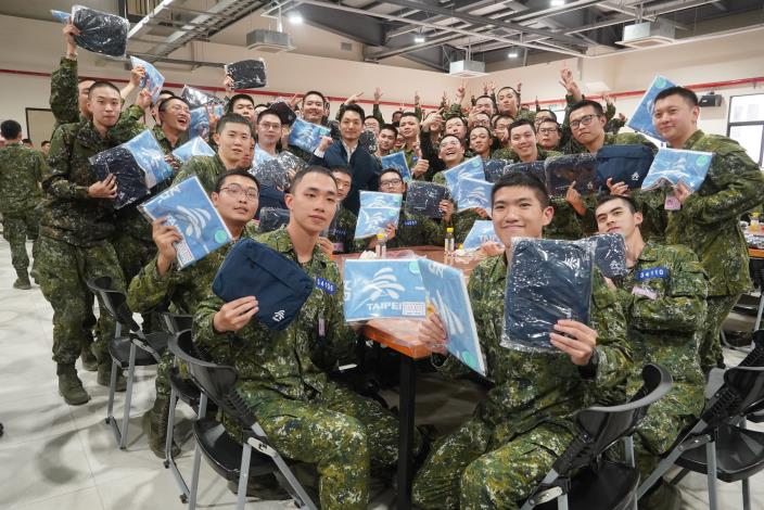 8.臺北市政府今(14)日特別準備速食餐點、運動毛巾及側背包等慰問品，為役男加油打氣_0.JPG