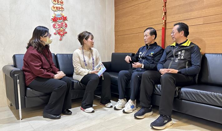 臺北市政府兵役局局長李治安向家屬說明「役男職能培育訓練」方案