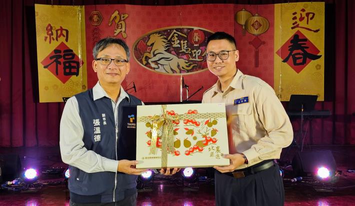 張溫德副市長致贈禮盒
