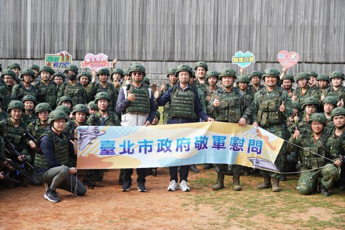 3.兵役局李治安局長代表臺北市政府開心與召訓役男合影_0