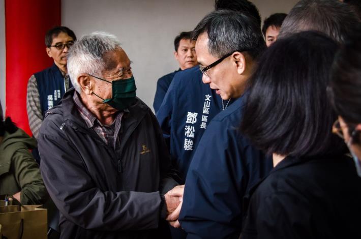 祭典結束後副市長慰問遺族-1