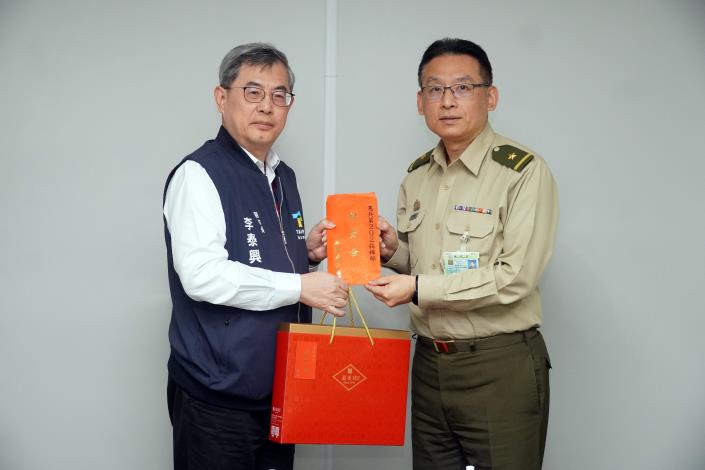 02.李泰興副市長代表市府頒贈慰勞金及禮盒給憲兵第202指揮部_0