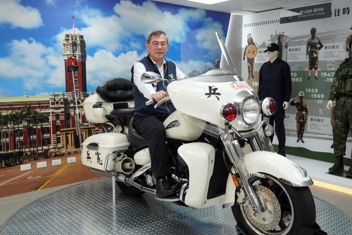 04.李副市長試乘早期憲兵機車連之重機_0
