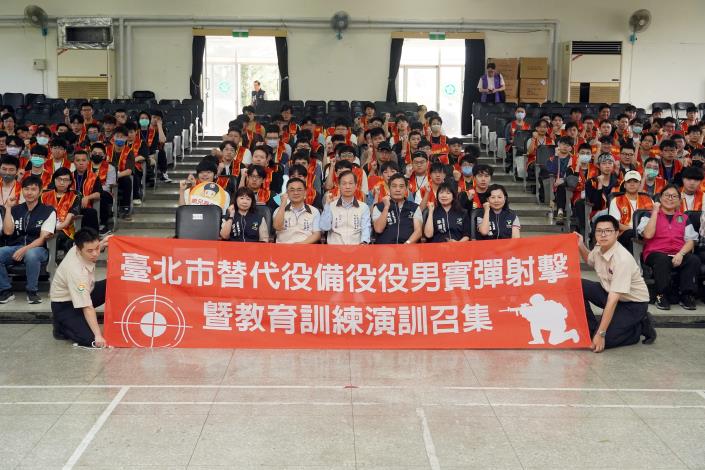 局長代表市長主持開訓典禮合影_0.JPG