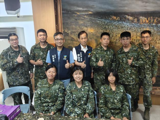 張副市長和李局長與外島市籍官兵合影