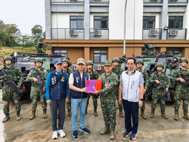 張副市長率團慰問烈守機步連官兵