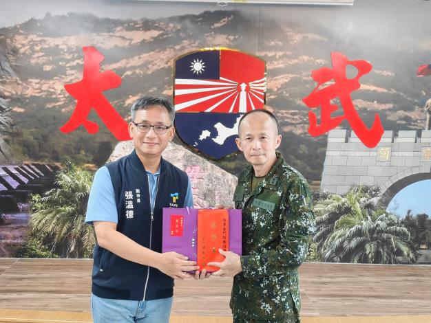 張溫德副市長頒贈慰勞金予金門防衛指揮部指揮官黃中將