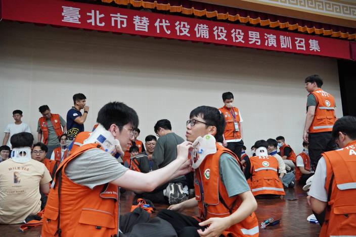 頸椎限制以運送災害傷患實地操作課程.JPG
