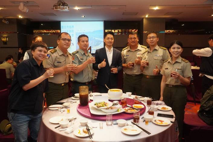 05.市長與基層官兵合影_0.JPG