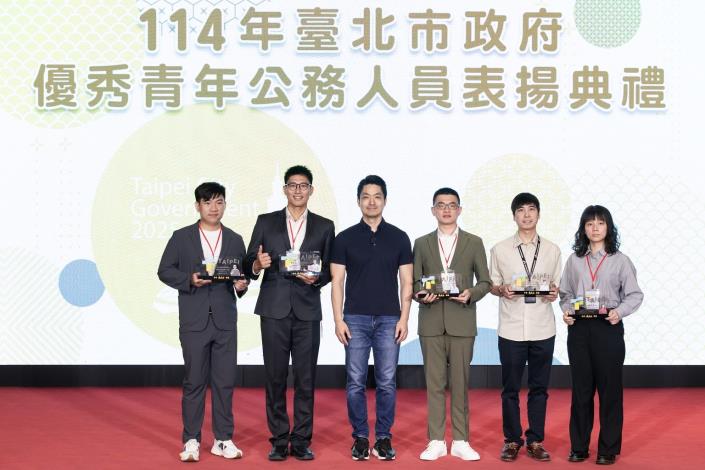 114年6月18日本府優秀青年公務人員表揚典禮-優秀青年公務人員當選者與市長合照(3)