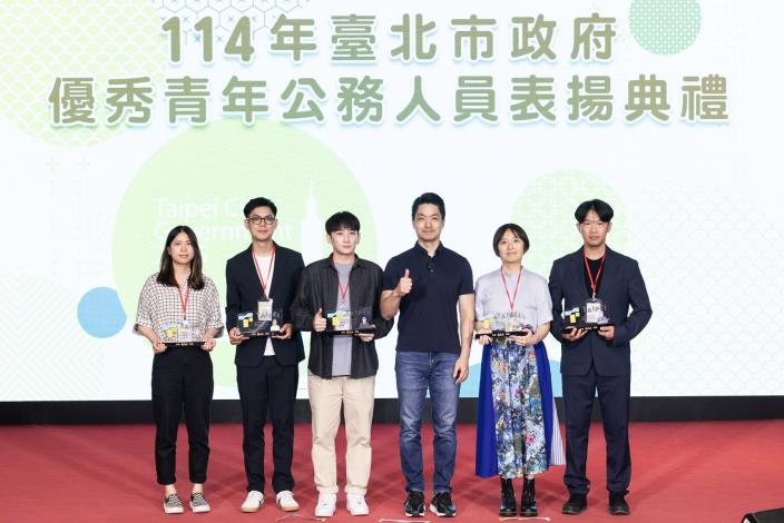114年6月18日本府優秀青年公務人員表揚典禮-優秀青年公務人員當選者與市長合照(1)