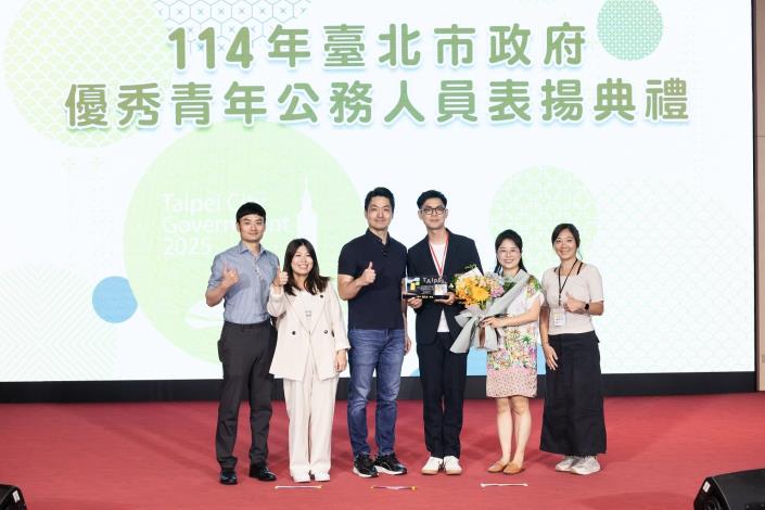 114年6月18日本府優秀青年公務人員表揚典禮-市長與優秀青年公務人員當選者青年局陳俊賢科長及其家屬合照