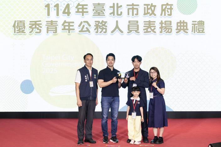 114年6月18日本府優秀青年公務人員表揚典禮-市長與優秀青年公務人員當選者民政局林上鈞科員及其家屬合照