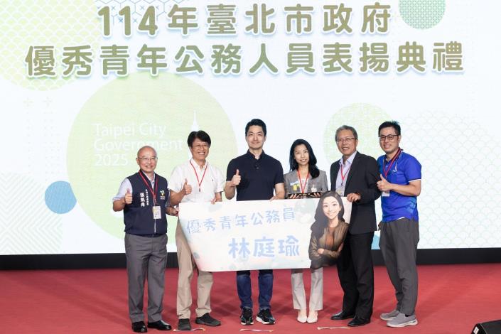 114年6月18日本府優秀青年公務人員表揚典禮-市長與優秀青年公務人員當選者水利處林庭瑜股長及其家屬合照