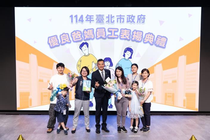 114年8月26日本府優良爸媽員工表揚典禮-俞副秘書長與優良爸媽員工當選者社會局易禹君聘用社工督導及其家屬合照