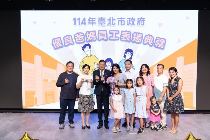 114年8月26日本府優良爸媽員工表揚典禮-俞副秘書長與優良爸媽員工當選者環保局林郁齡清潔隊員及其家屬合照