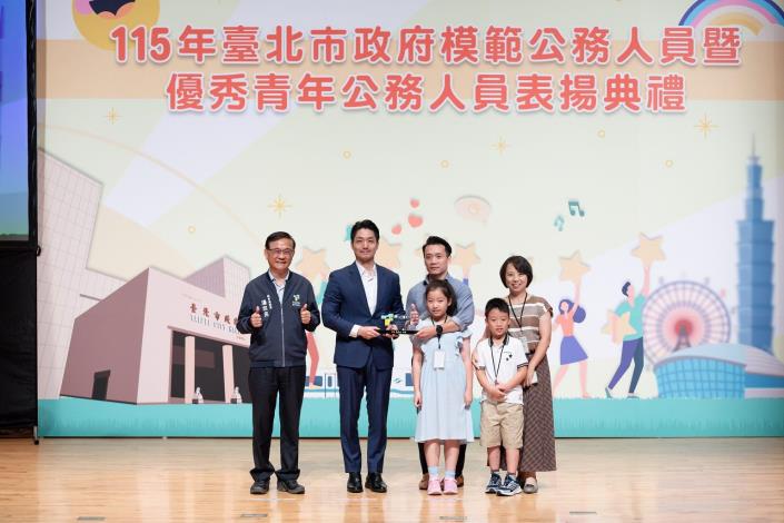 115年6月23日本府模範公務人員暨優秀青年公務人員頒獎典禮-市長與模範公務人員當選者教育局楊鎮鴻科長及其家屬合照