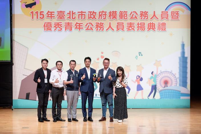 115年6月23日本府模範公務人員暨優秀青年公務人員頒獎典禮-市長與優青年公務人員當選者士林區公所欉俊杰副區長及其家屬合照