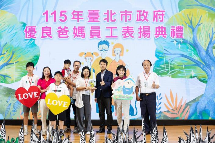 115年7月21日本府優良爸媽員工表揚典禮-王副秘書長與優良爸媽員工當選者社會局卓尹鈞聘用手語翻譯員及其家屬與合照
