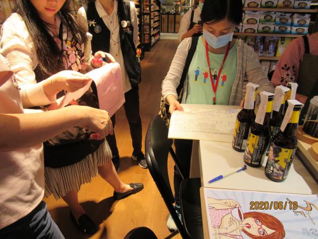 查獲店家販售逾期酒品.JPG