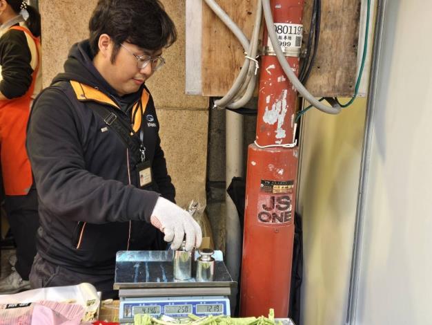 北市府嚴格把關年貨大街聯合稽查圖片，北市法務局提供